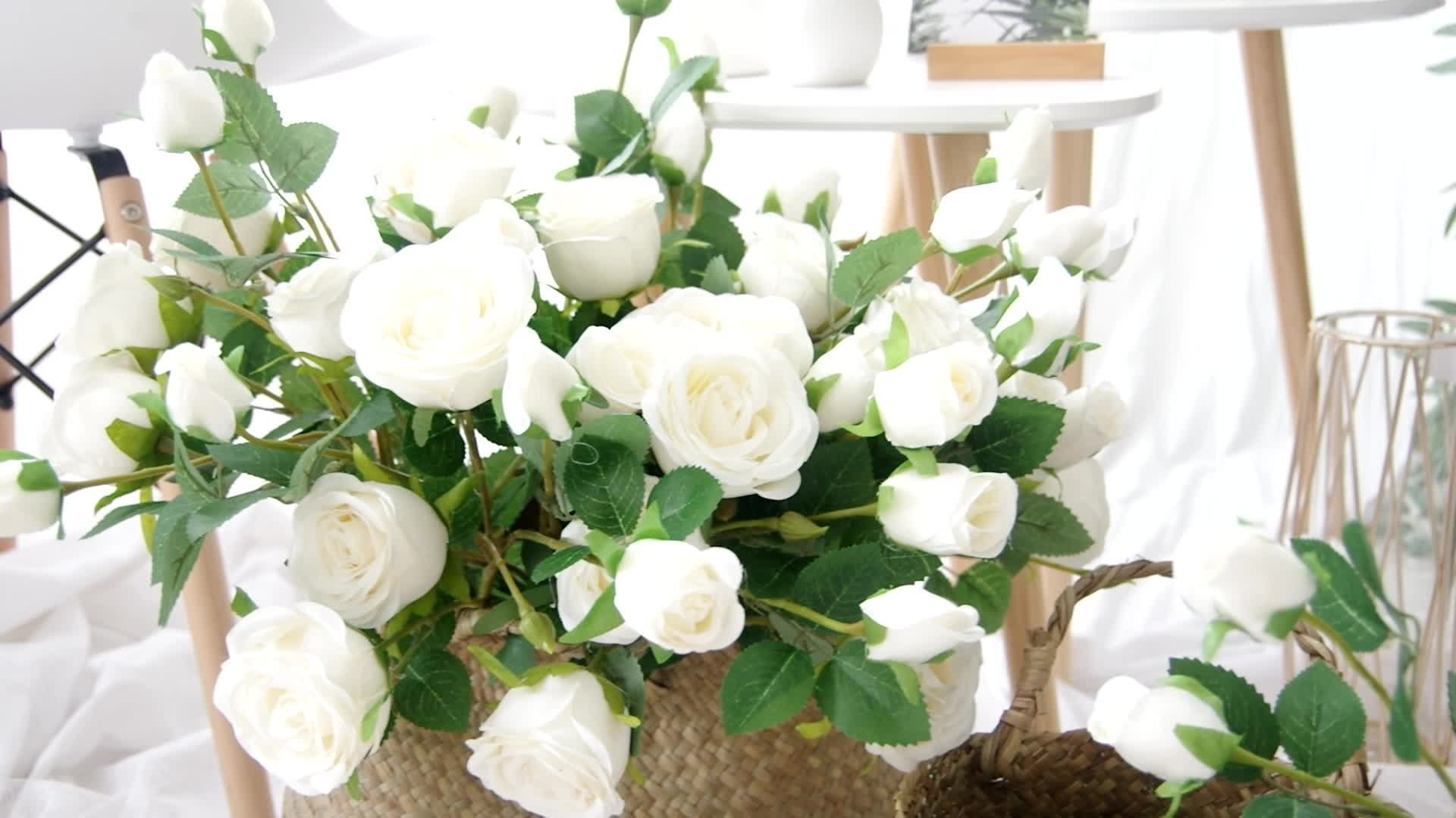 Белые розы кто исполнял. Белые розы. Шикарные белые цветы. Прекрасный букет белых цветов. Букет белых камелий.