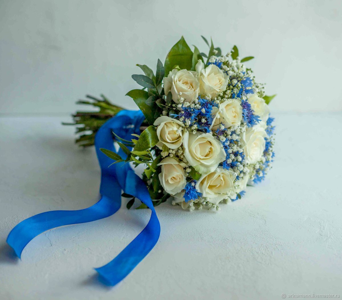 Свадебный букет с голубой лентой