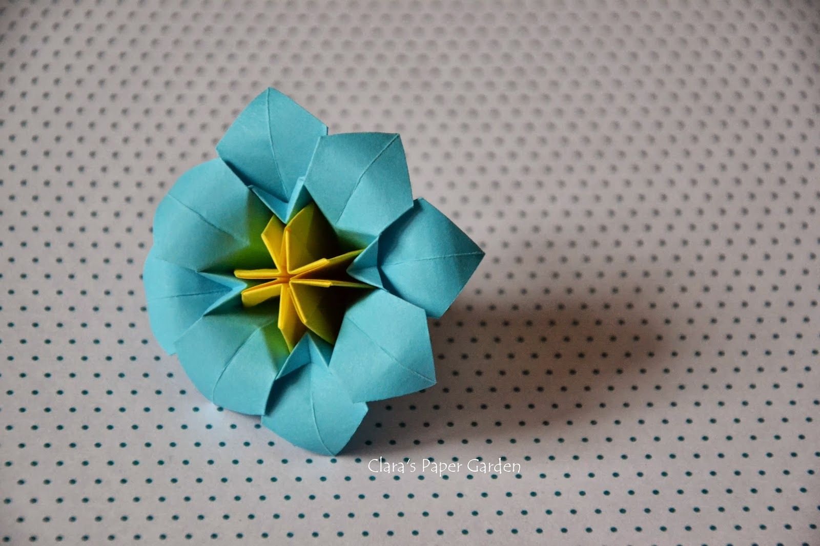 Цветок крокус оригами для детей. Санбук Смит цветы оригами. Оригами цветочек. Маленькие цветы оригами. Цветок из бумажных квадратиков.