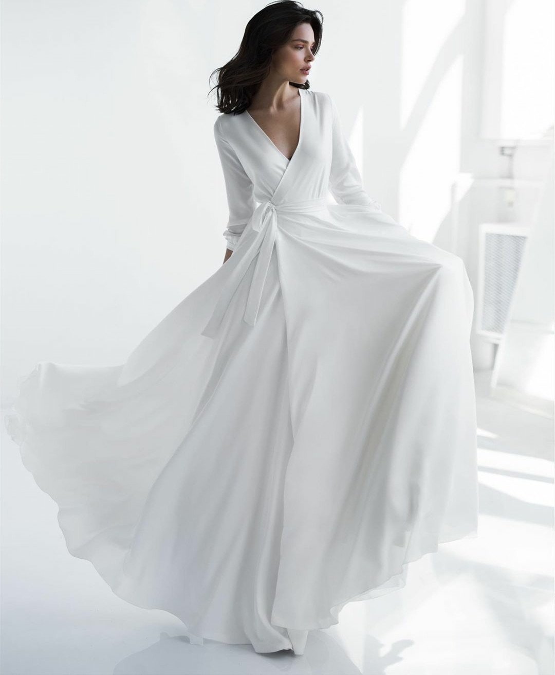 Свадебное платье с запахом и рукавами