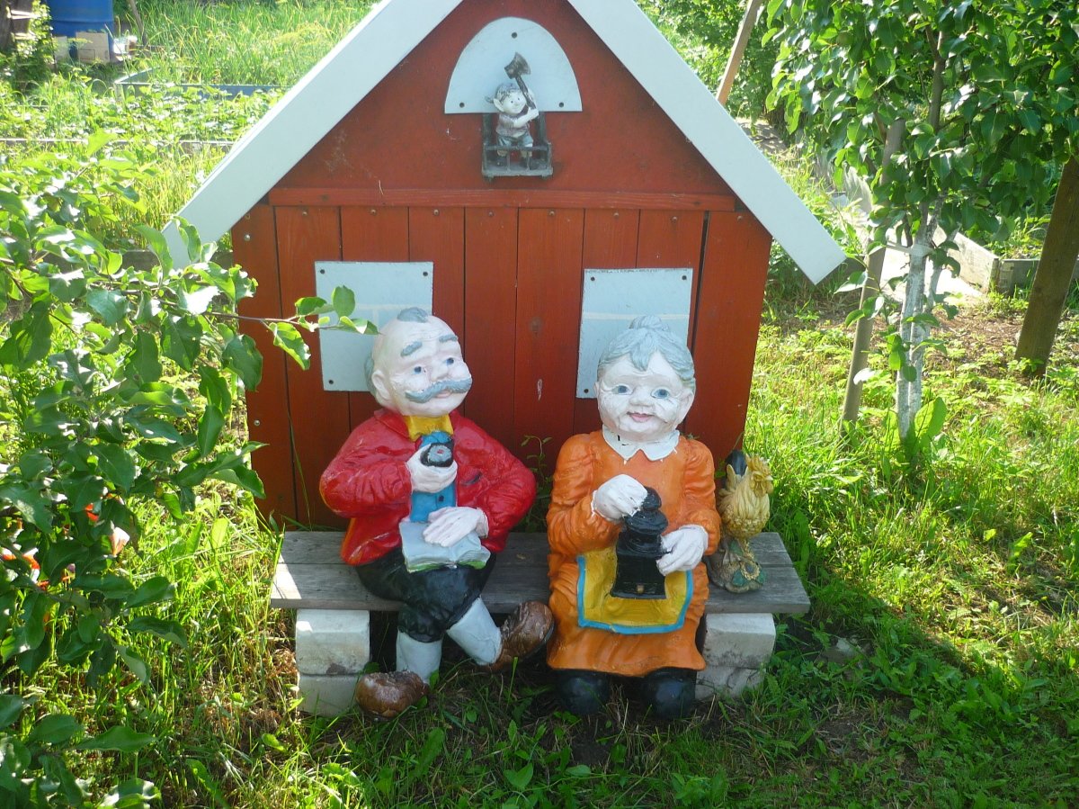 Фигурка бабушки для сада