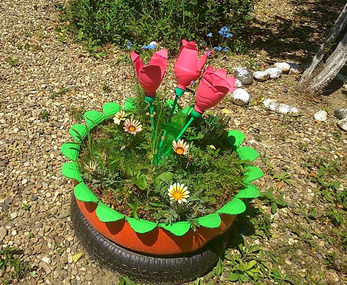 Клумбы из пластиковых бутылок