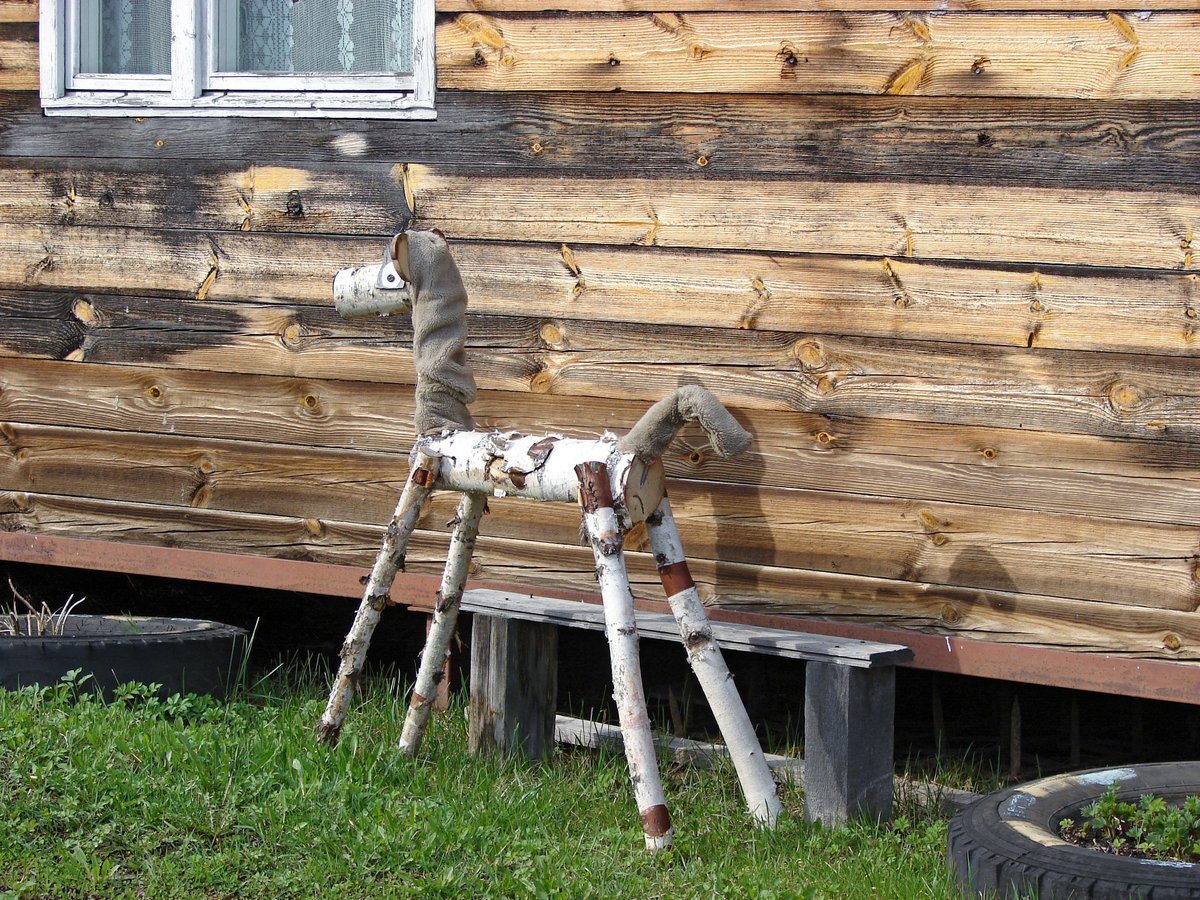 Лошадь из бревен