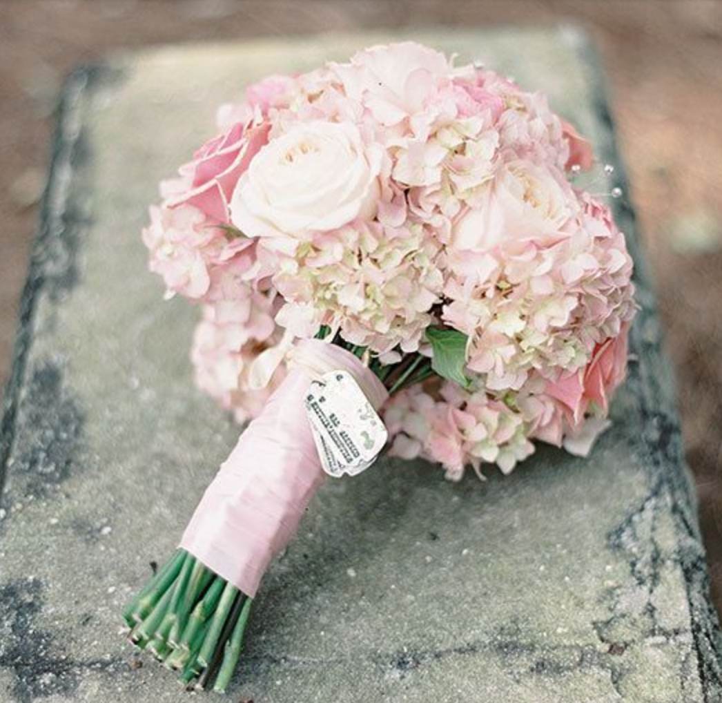Свадебный букет из розовой гортензии