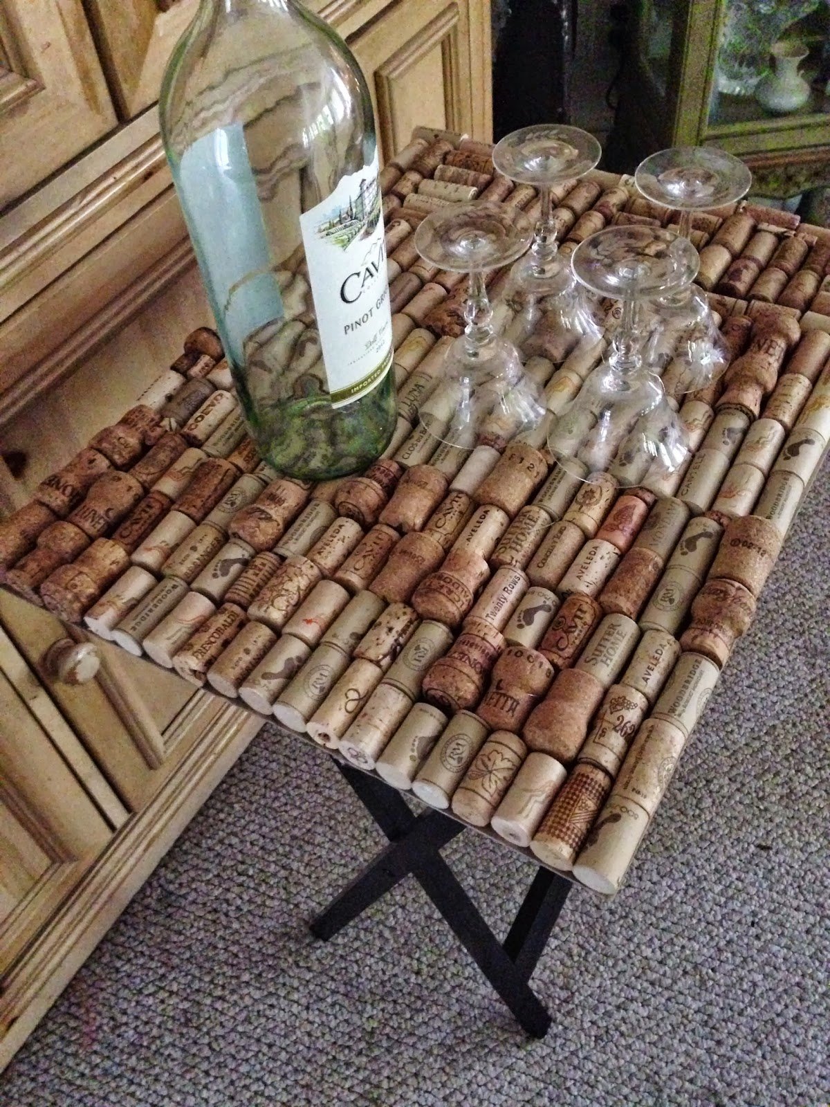 Винный столик «Cork Catcher»