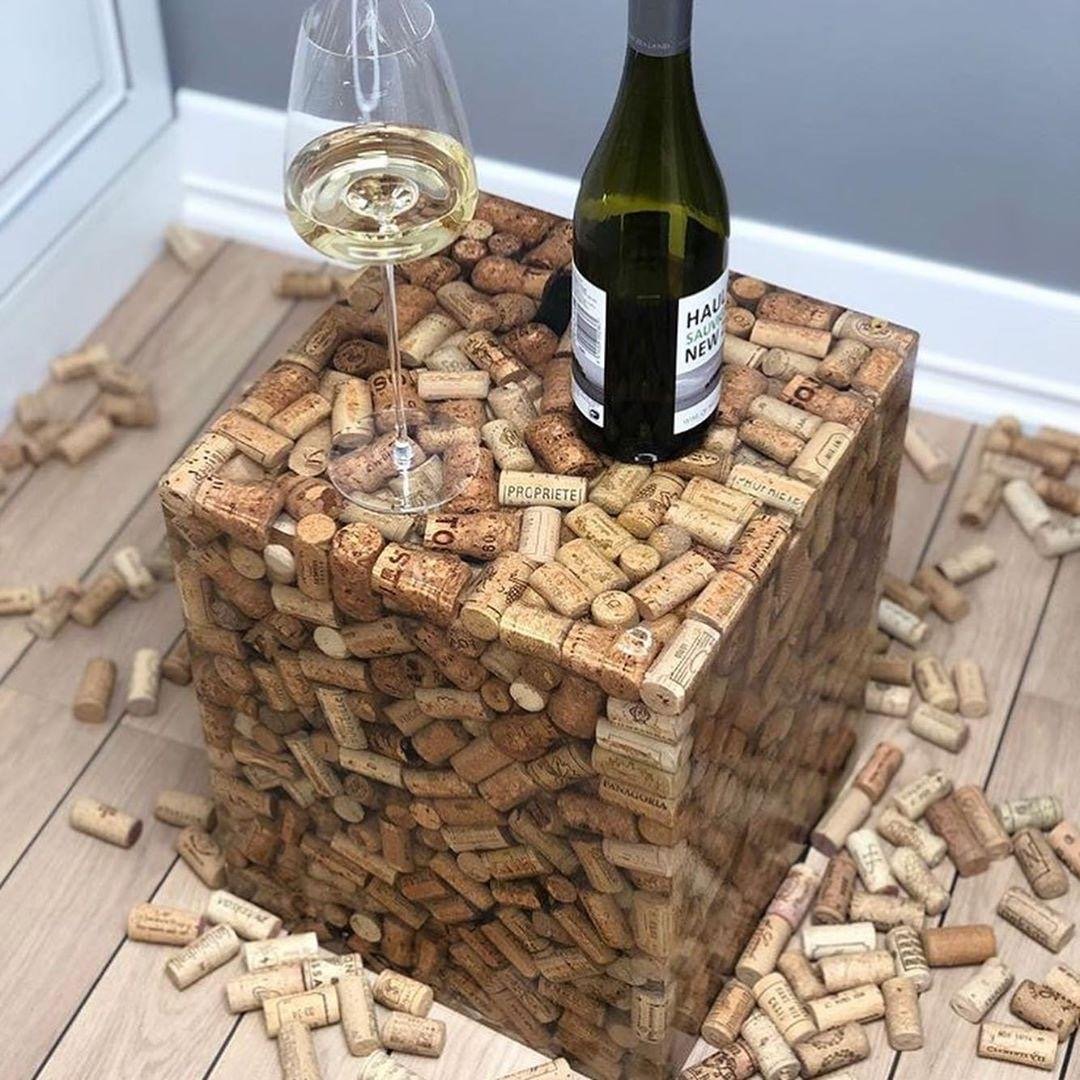 Столик из пробок