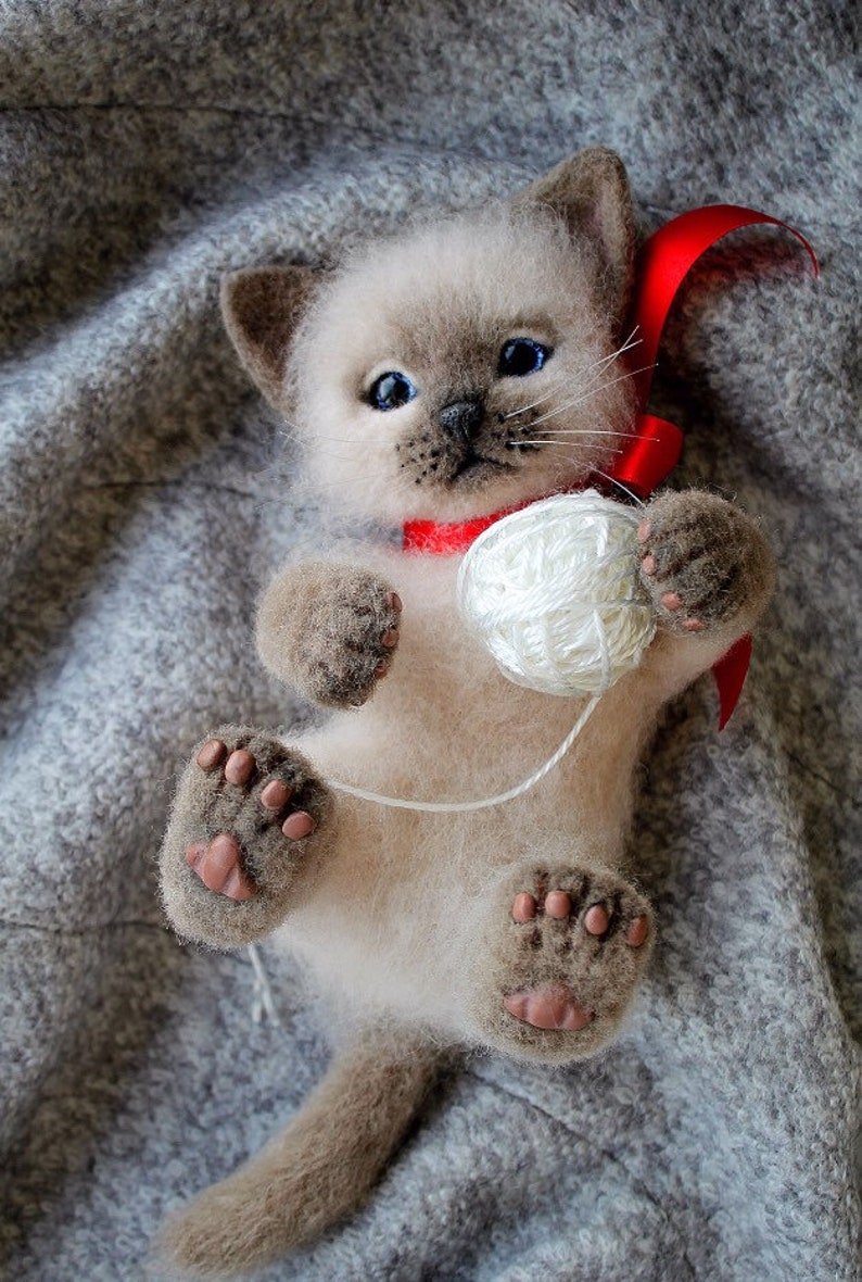 Валяный котенок