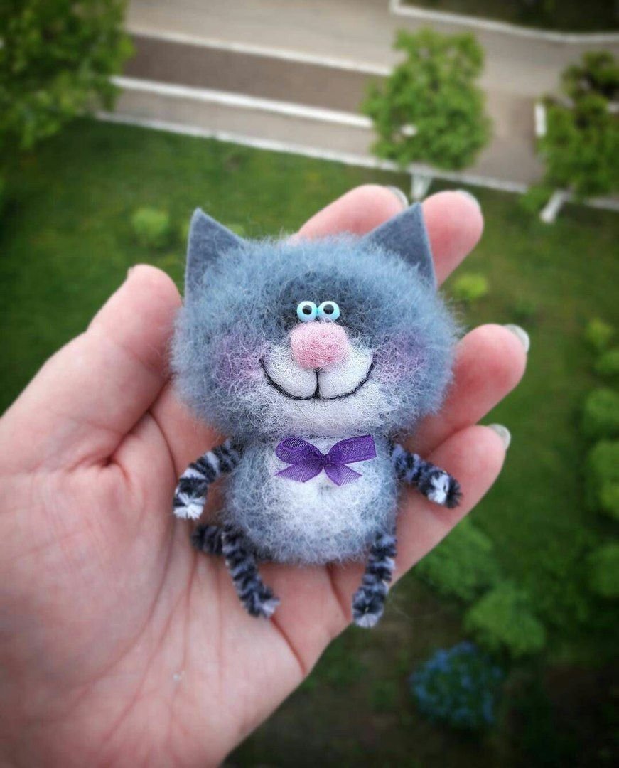 Забавная брошка из шерсти