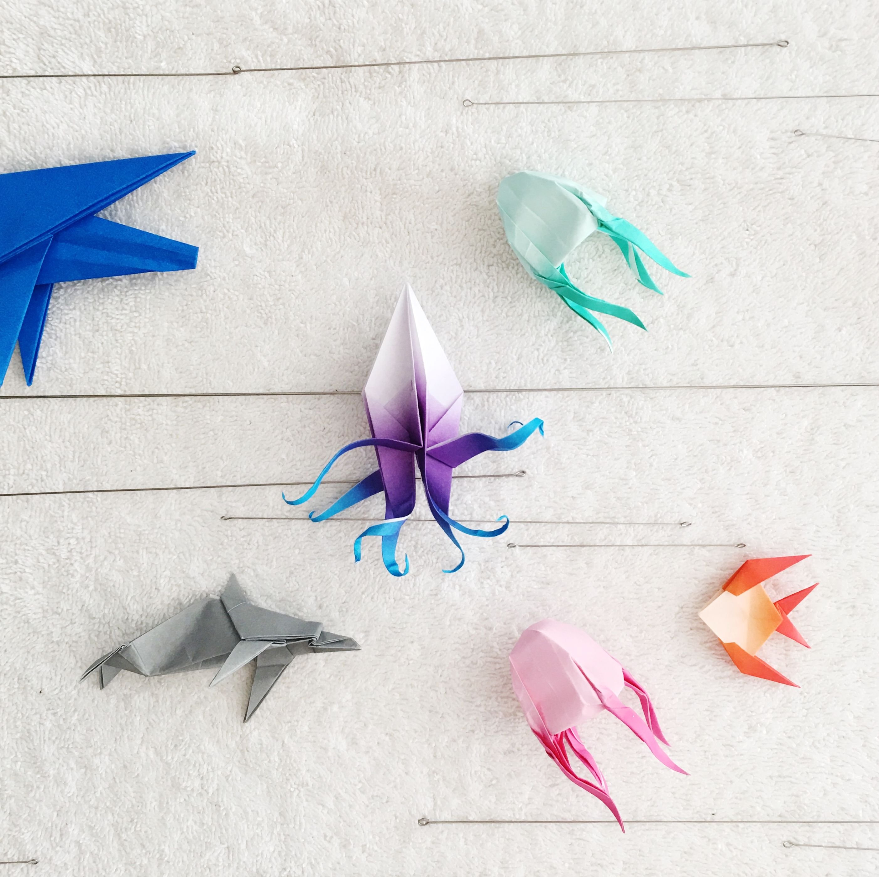 Оригами Тропическая рыбка. Игрушки мобили оригами. Оригами тропические рыбки картины. Paper mobile.
