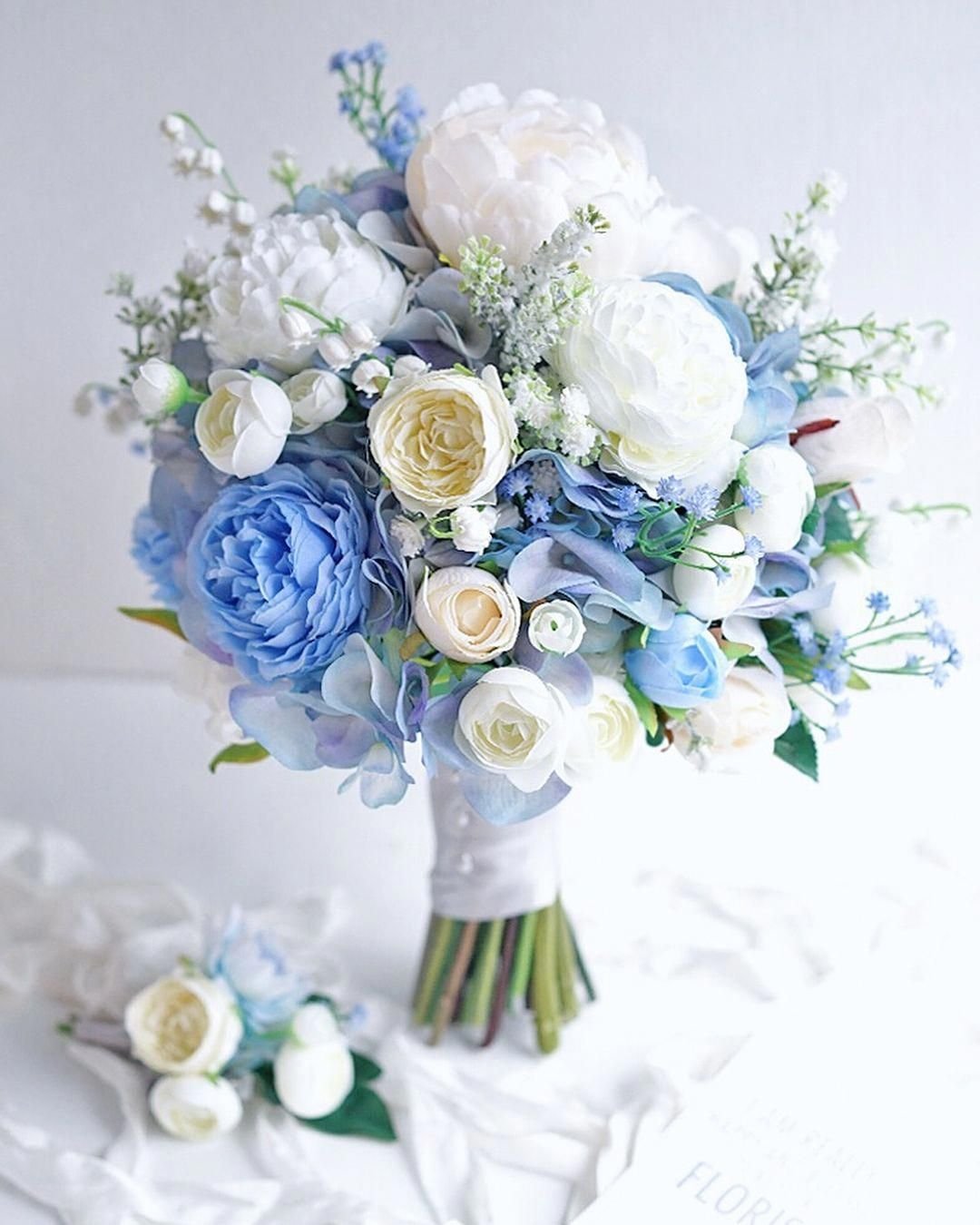 Букет невесты из пионовидных роз с голубыми