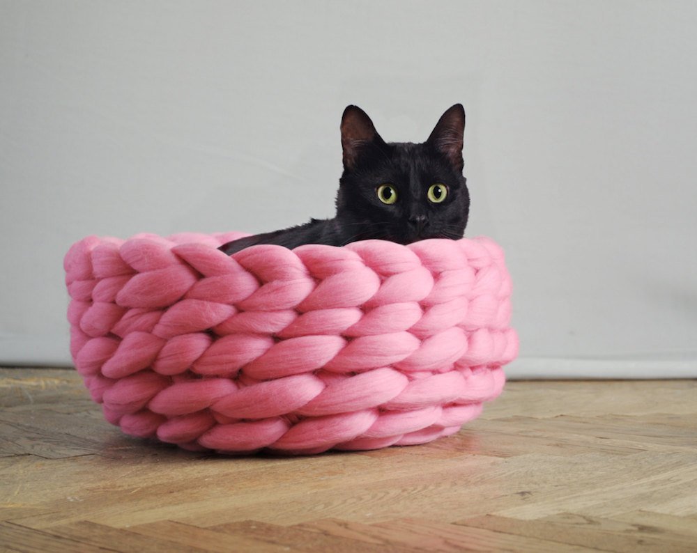 Лежанка для кота из толстой пряжи