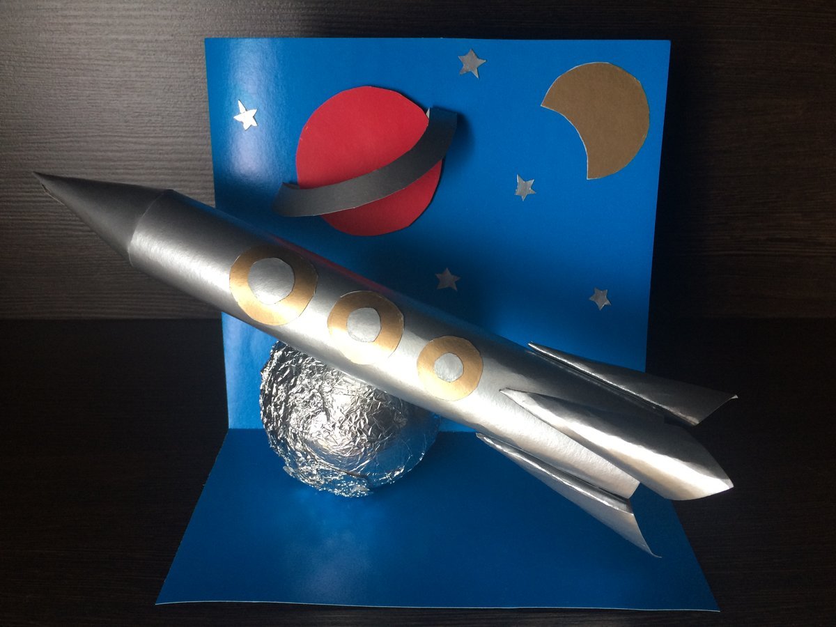 Ракета носитель из бумаги ко дню Космонавтики