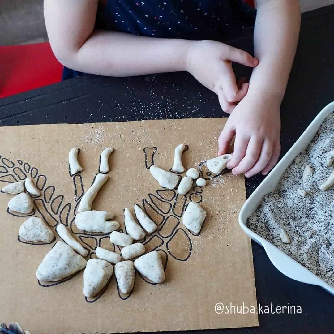 Скелет динозавра из соленого теста