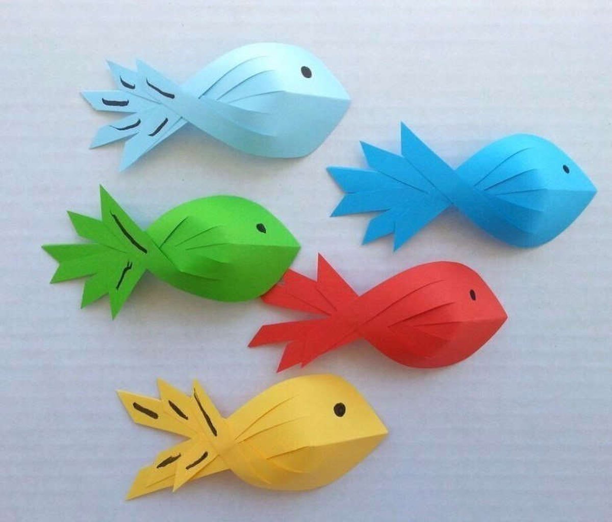 Легкие поделки для 1 класса. Рыбка из бумаги. Рыбка поделка из бумаги. Рыбка из цветной бумаги. Объемная рыбка из бумаги.