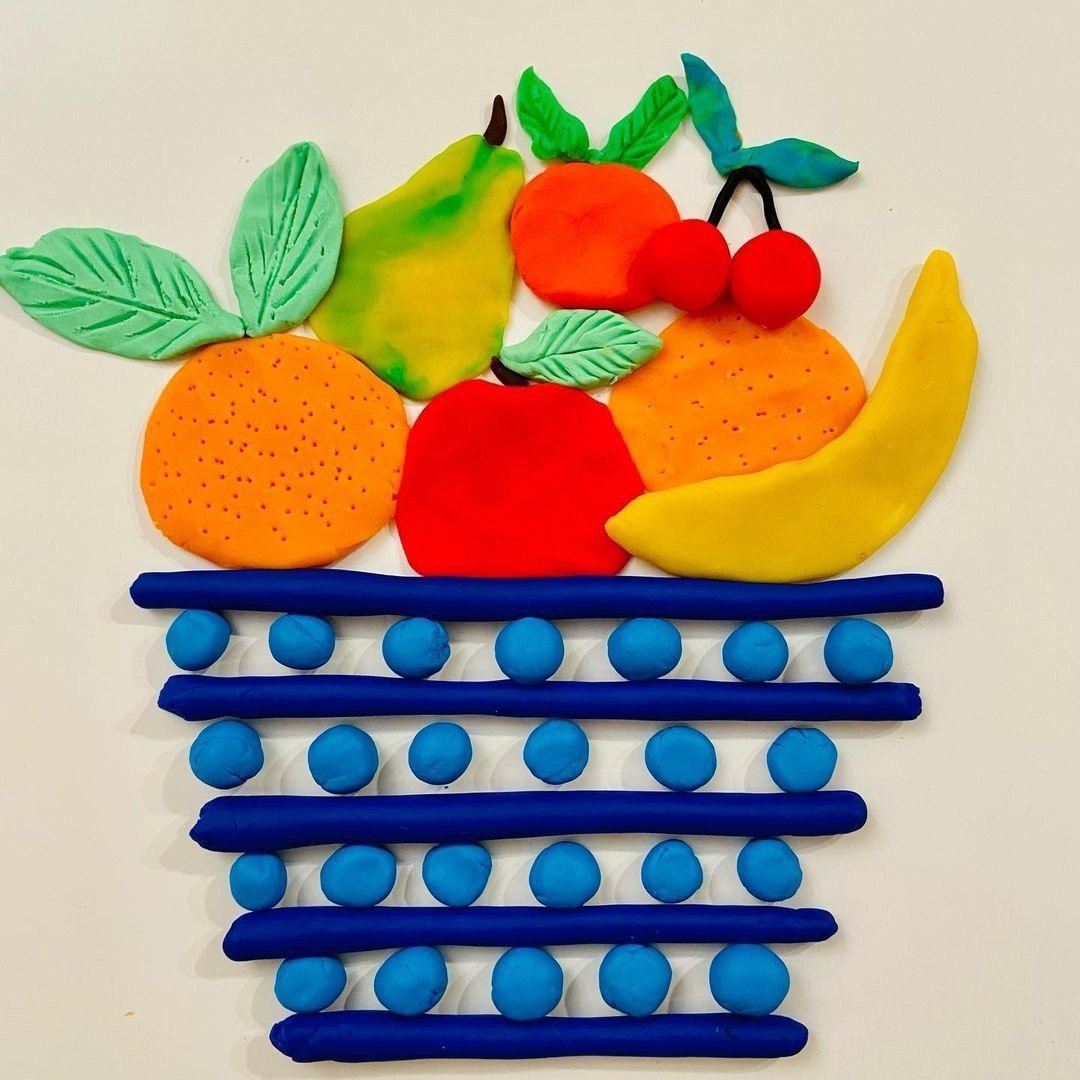 Пластилин от 1 года. Поделки из пластилина для детей. Овощи из пластилина для детей. Корзина с фруктами пластилин. Лепка корзина с фруктами.