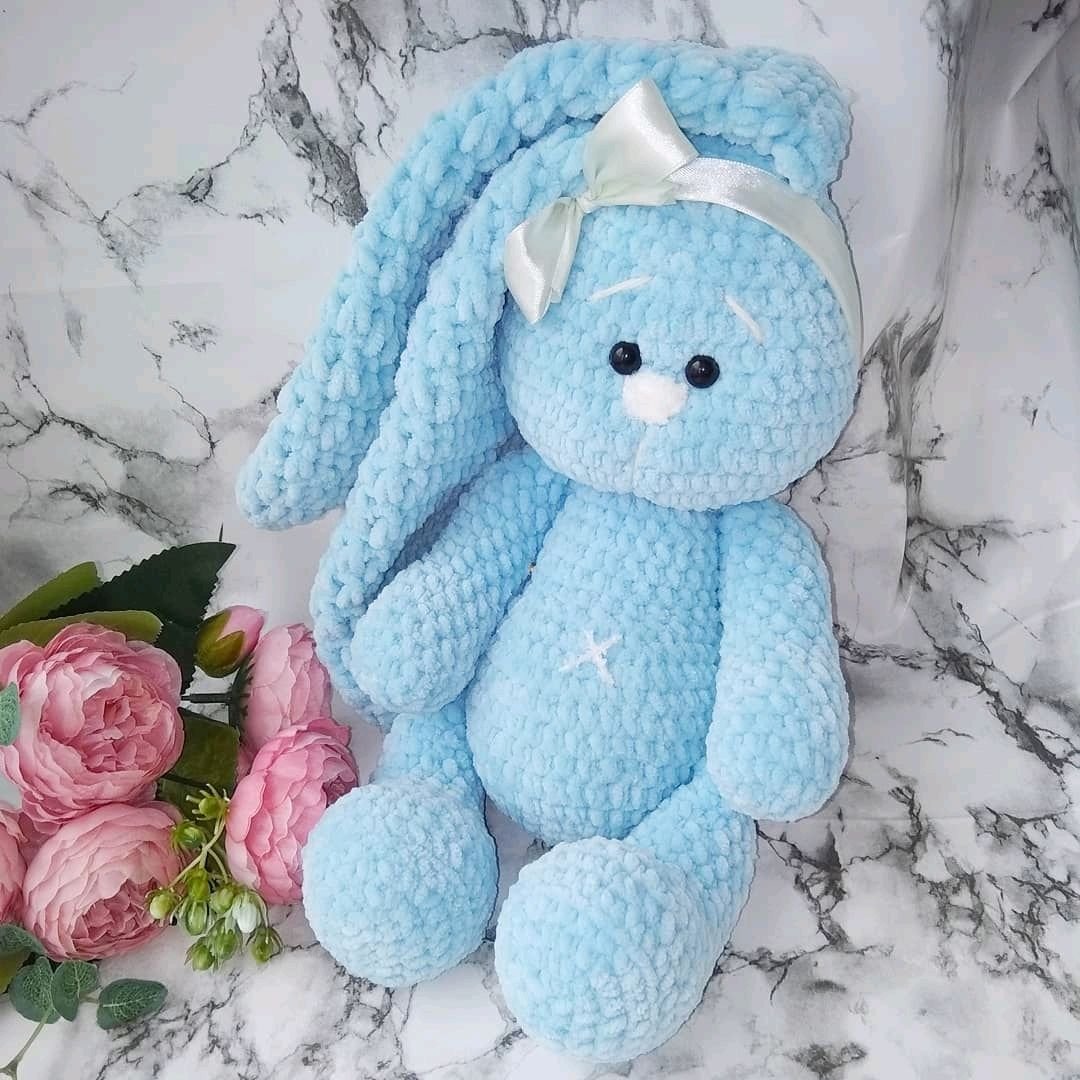 Зайка с длинными ушами крючком из плюшевой пряжи