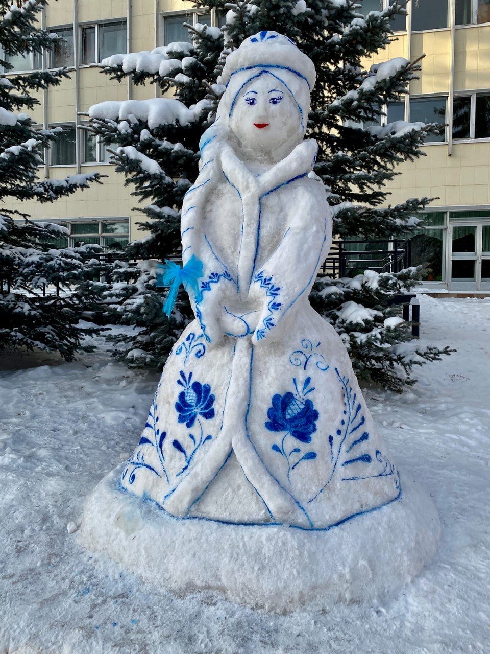 Новогодние фигуры из снега
