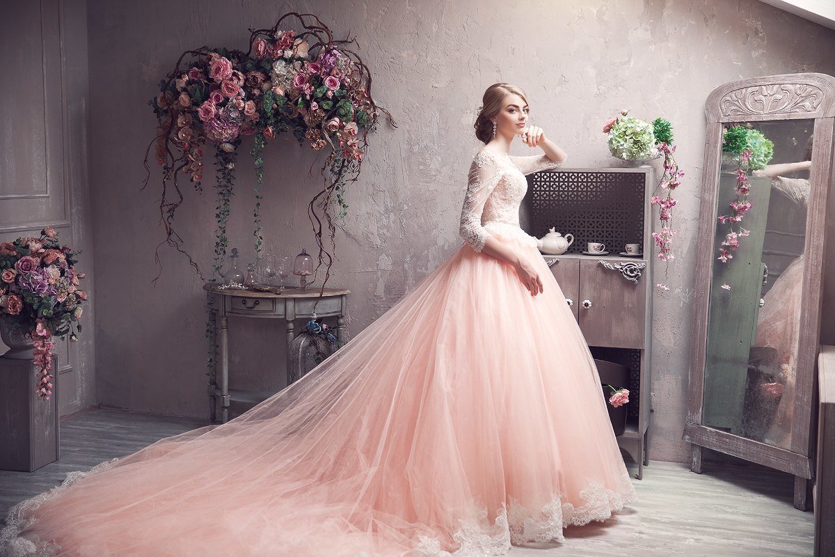 Бело розовое свадебное платье