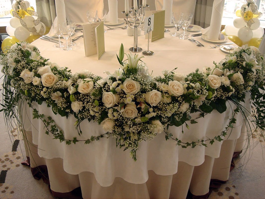 Украшение свадебного стола живыми цветами
