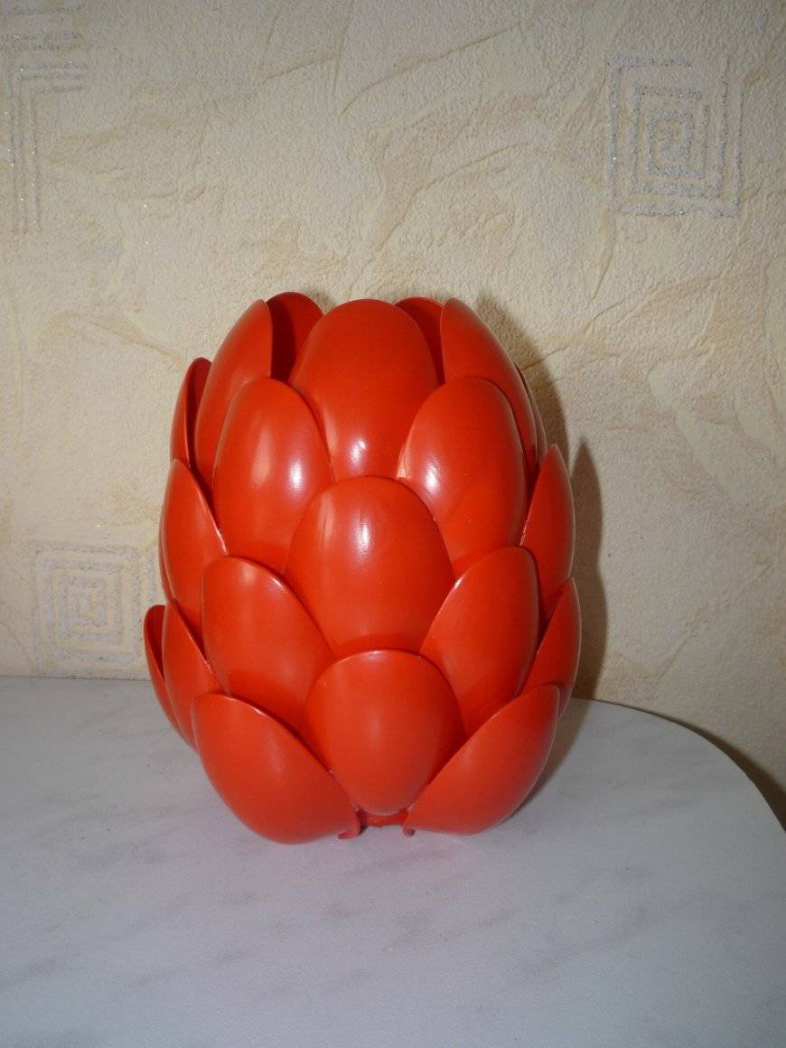 Ваза из пластмассовых ложек