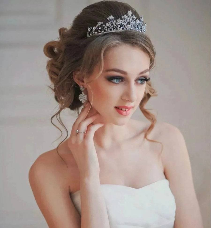Невеста с диадемой и фатой