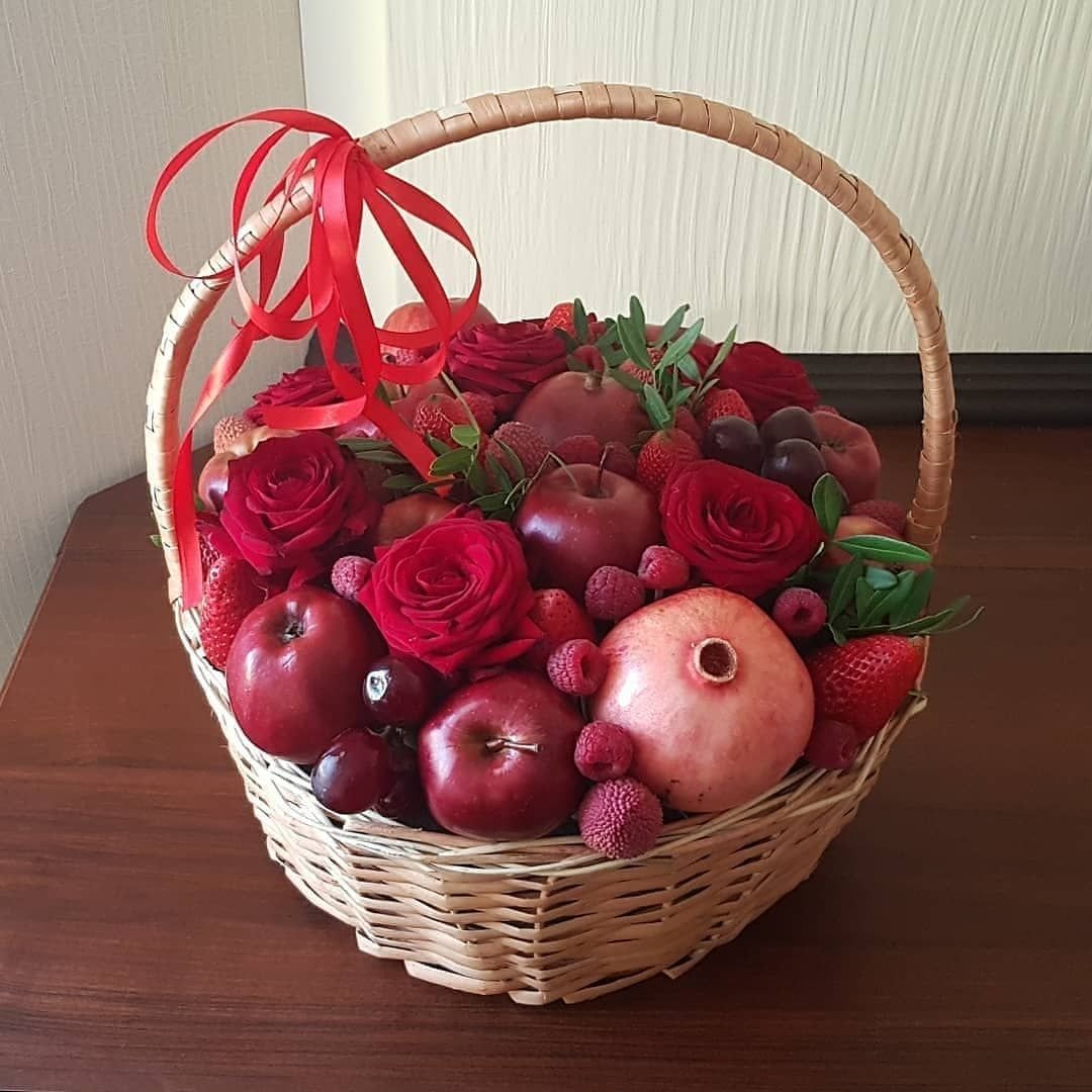 Букет из фруктов в корзинке