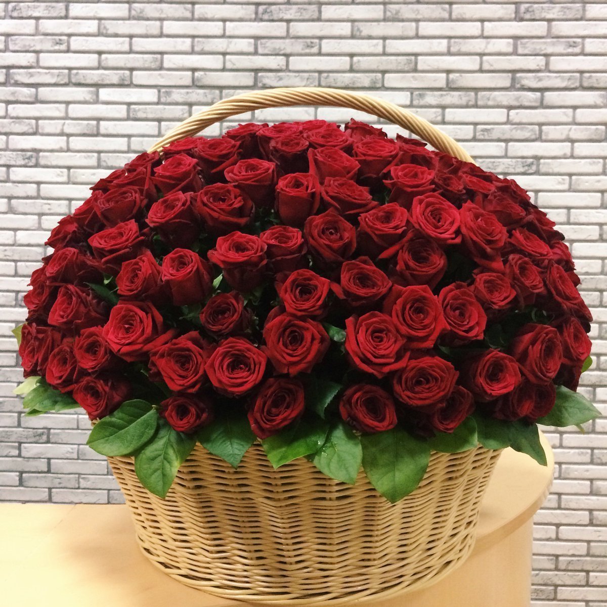 Розы в корзине реальное