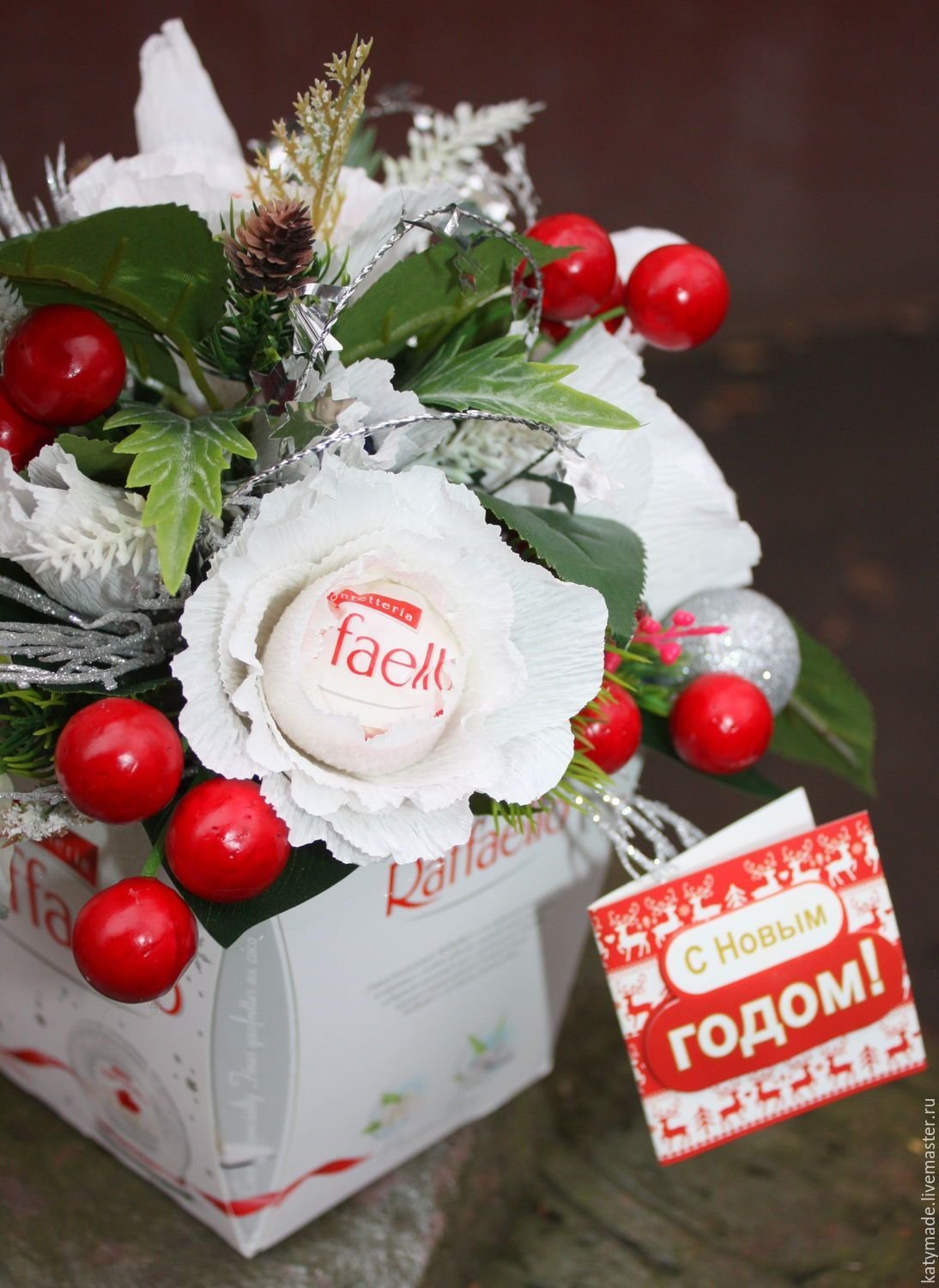 Новогодний букет из рафаелок