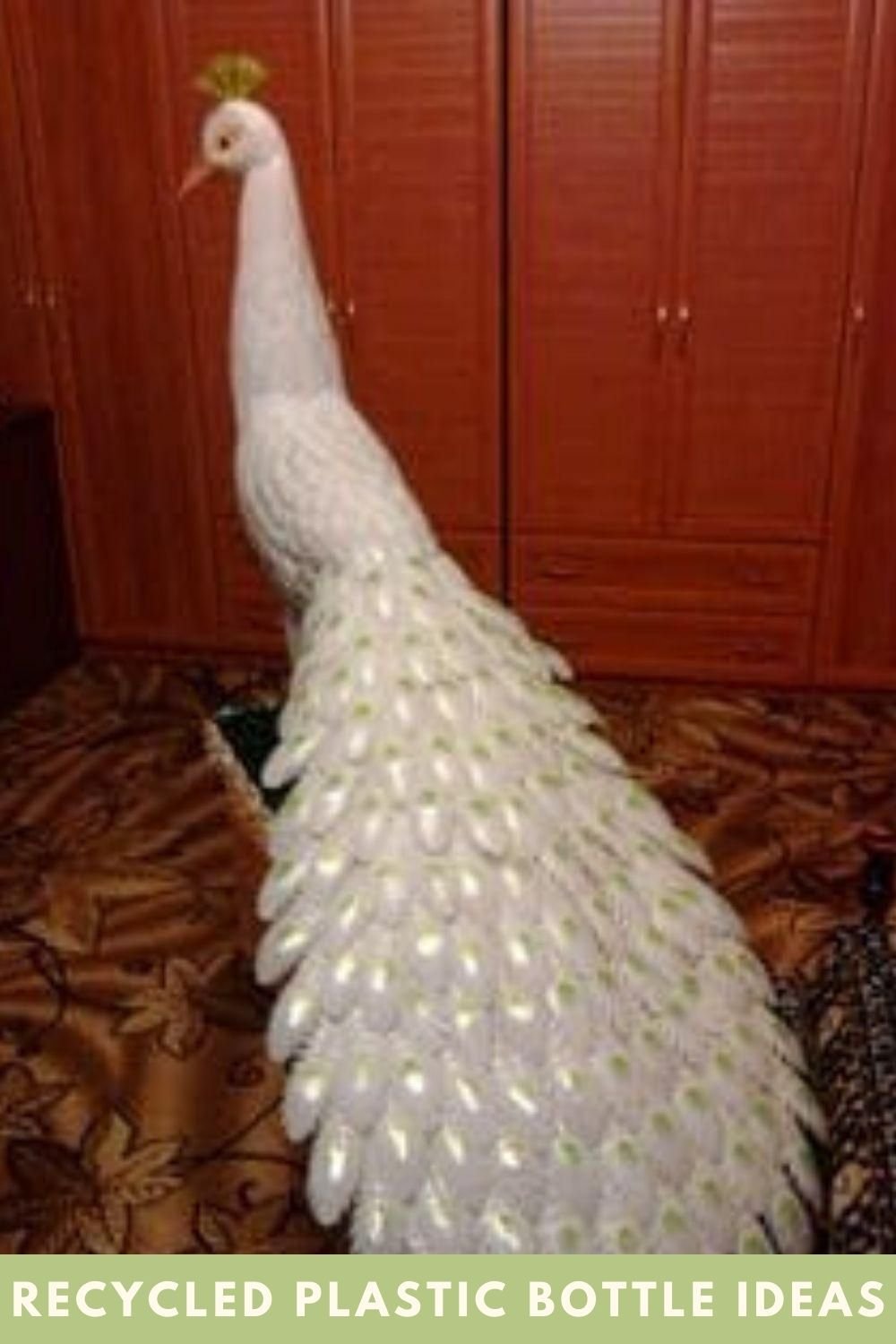 Птица из пластиковых ложек