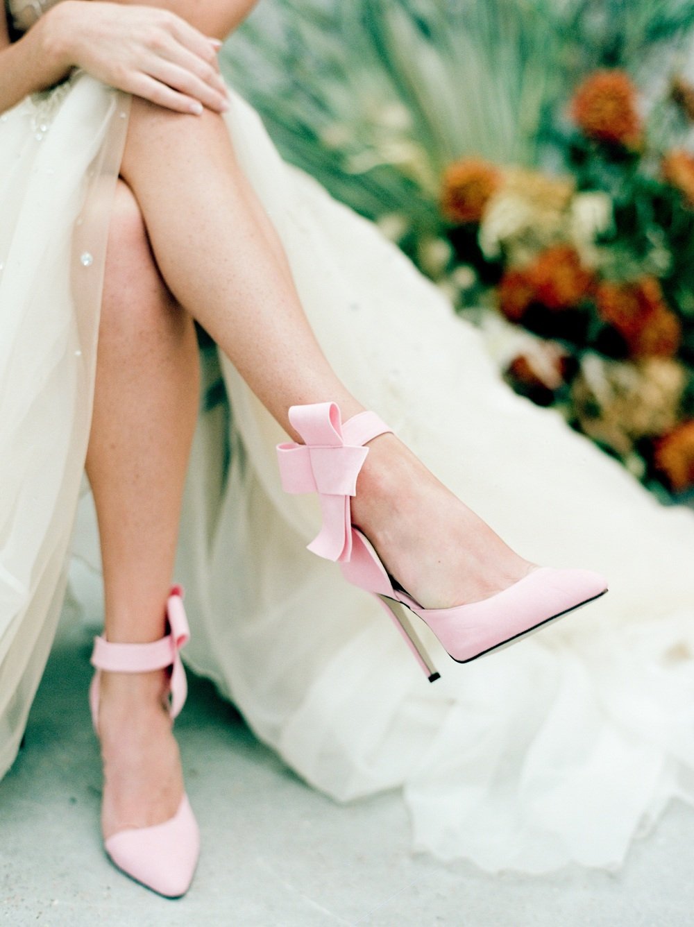 Белое свадебное платье и розовые туфли