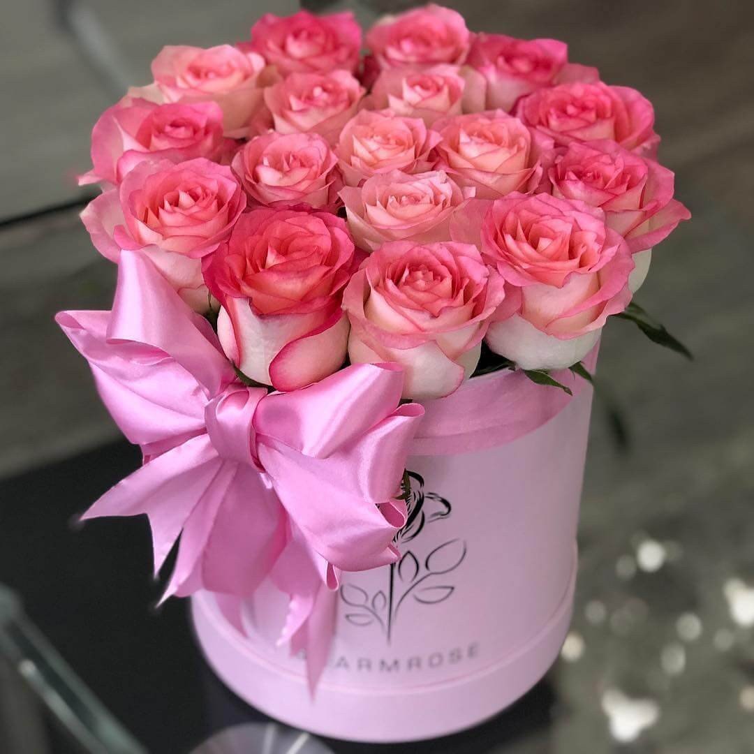 Цветы в розовой коробке