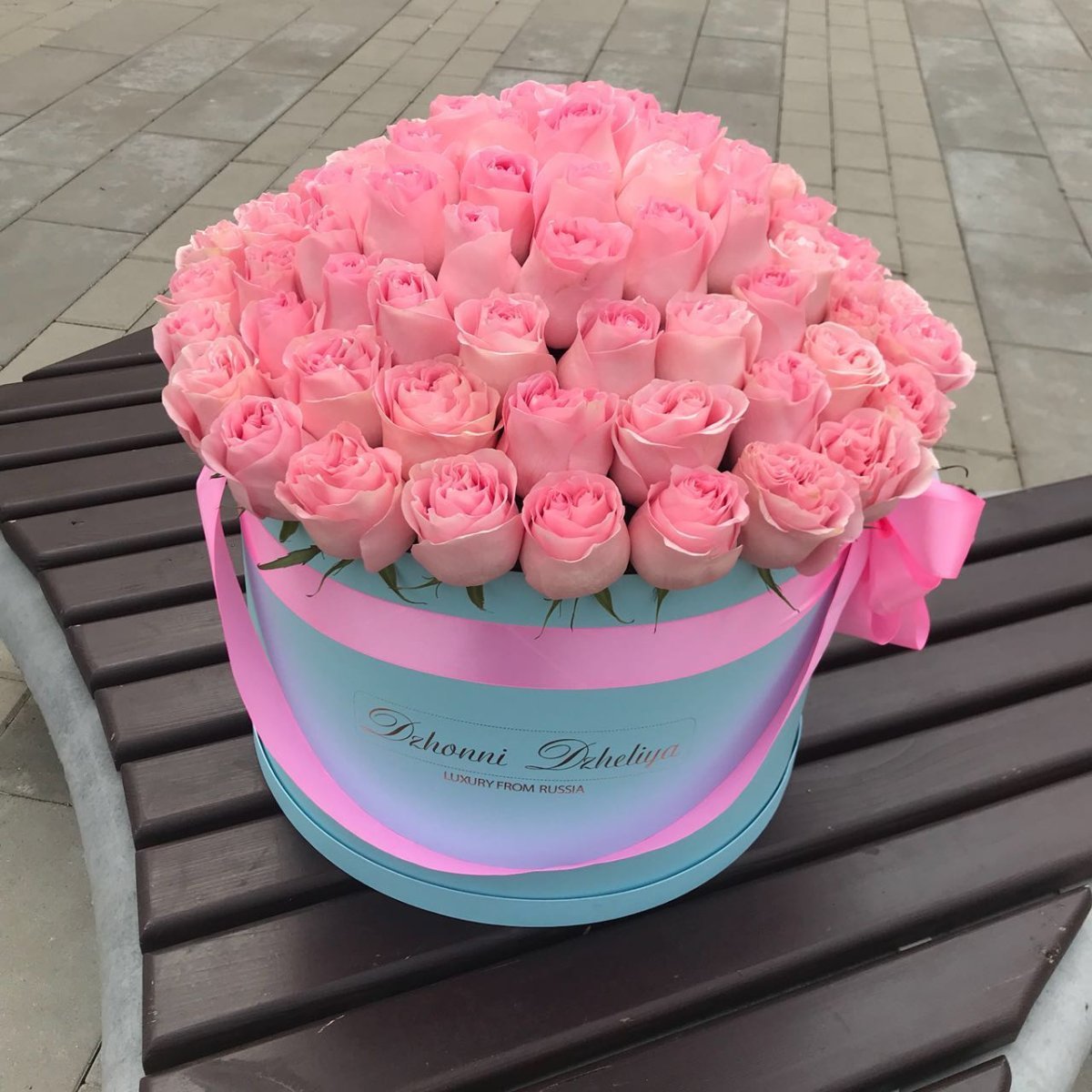 Розовые розы в коробке