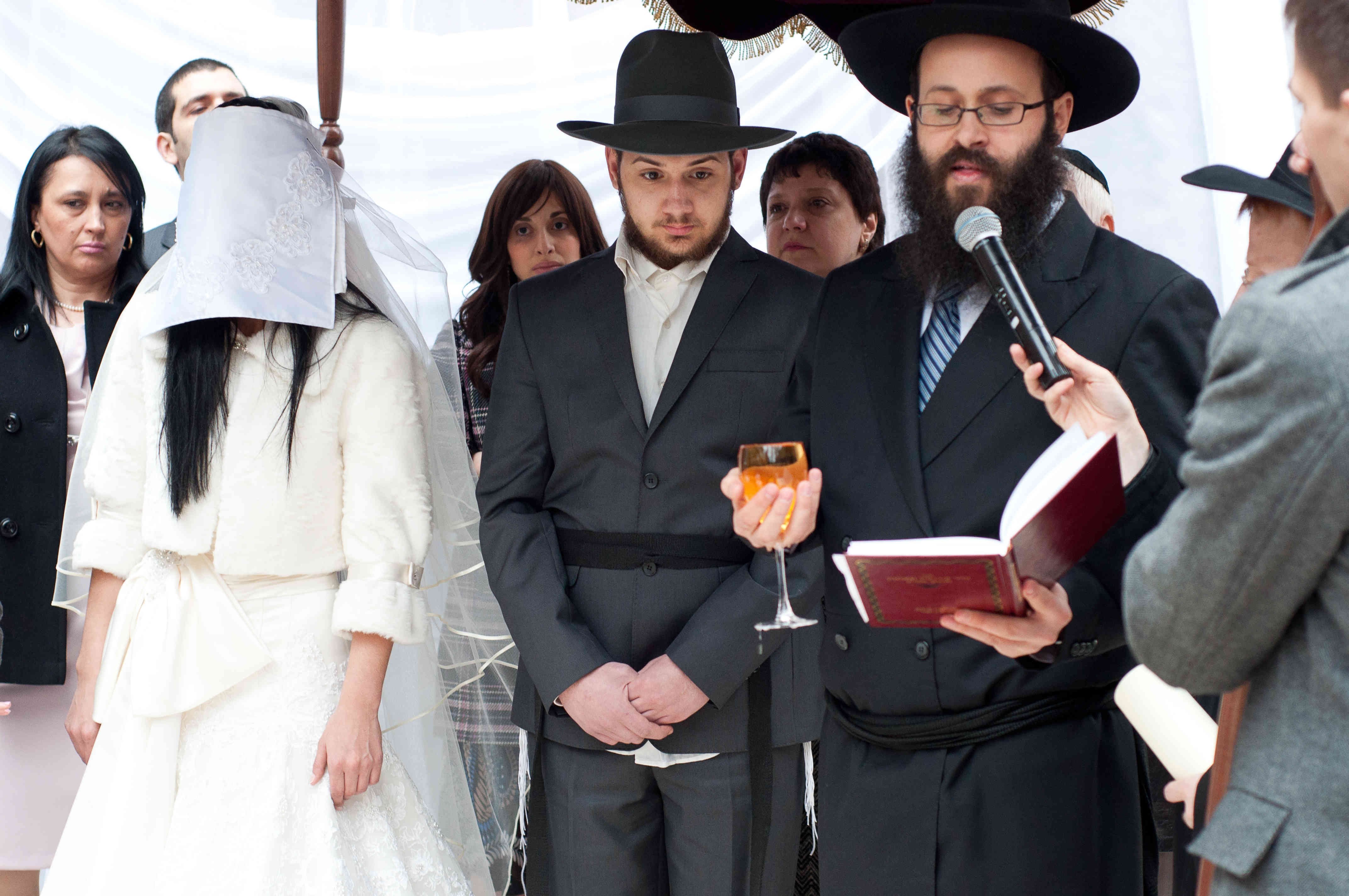 Еврейские села. Ортодоксальная Еврейская свадьба. Еврейская свадьба под хупой. Одежда ортодоксов в Израиле.