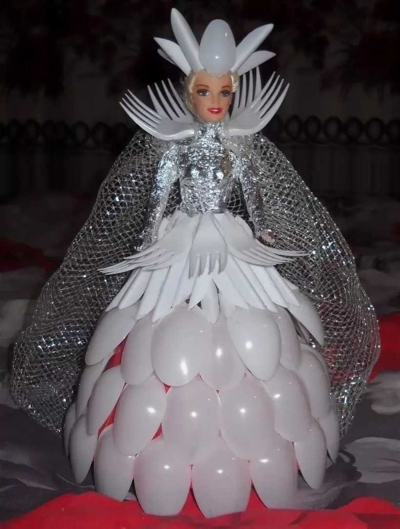 Елочная игрушка из одноразовых ложек