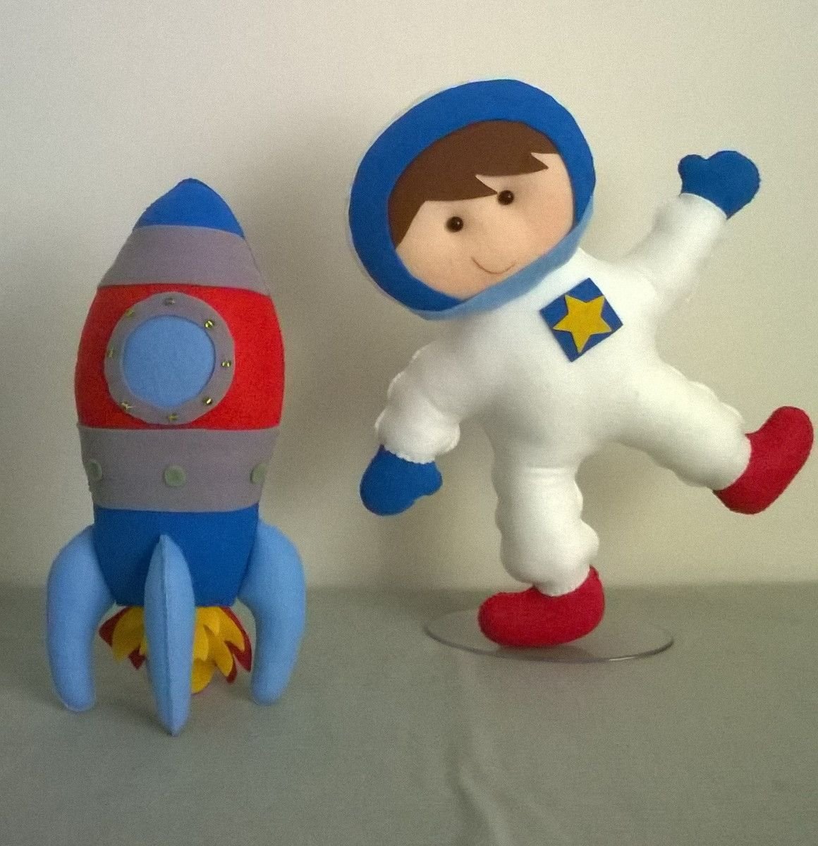 Игрушки из фетра космонавт