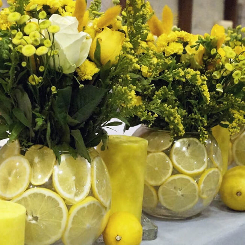 Ваза с лимонами и цветами