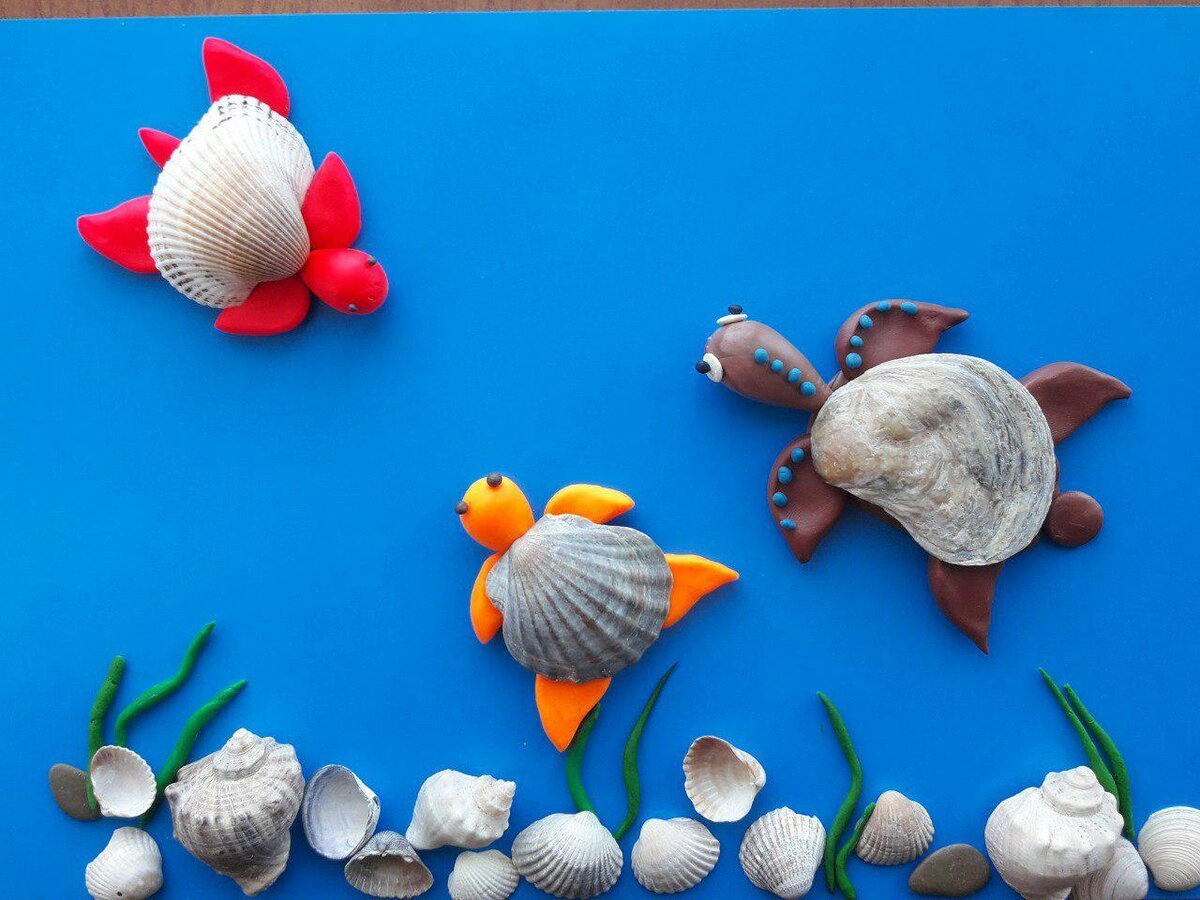 Картина из ракушек и рыбы на пляже | Премиум Фото