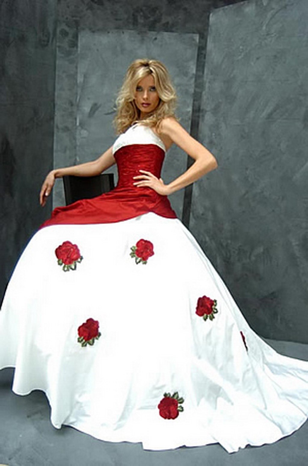 Свадебное платье с красными розами