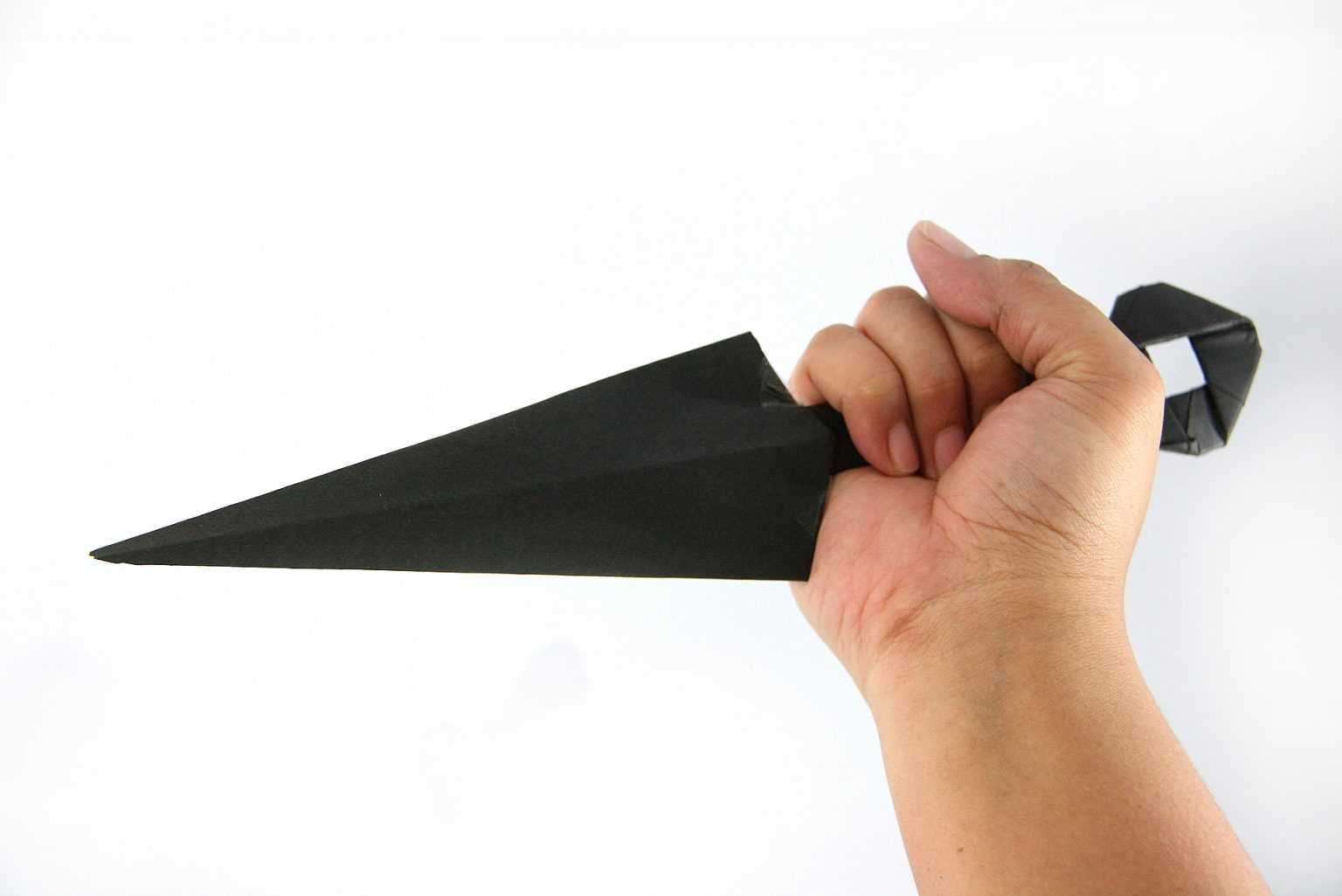 Сделай остры. Оригами оружие ниндзя кунай. Бумажный нож. Нож из бумаги. Кунай из бумаги.