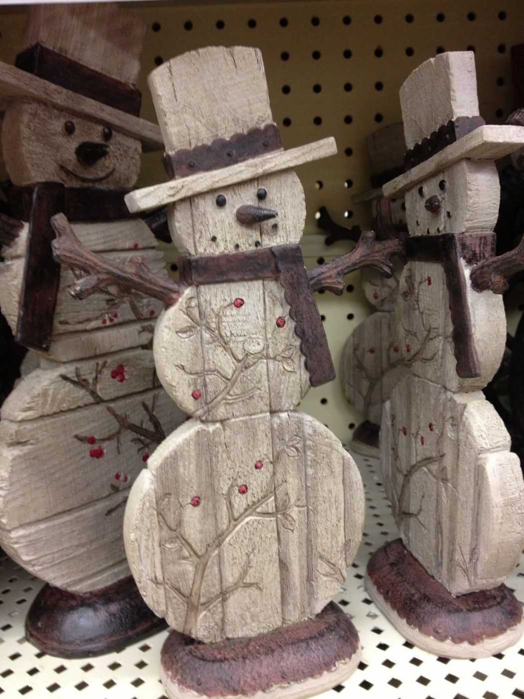 Снеговик из спилов дерева