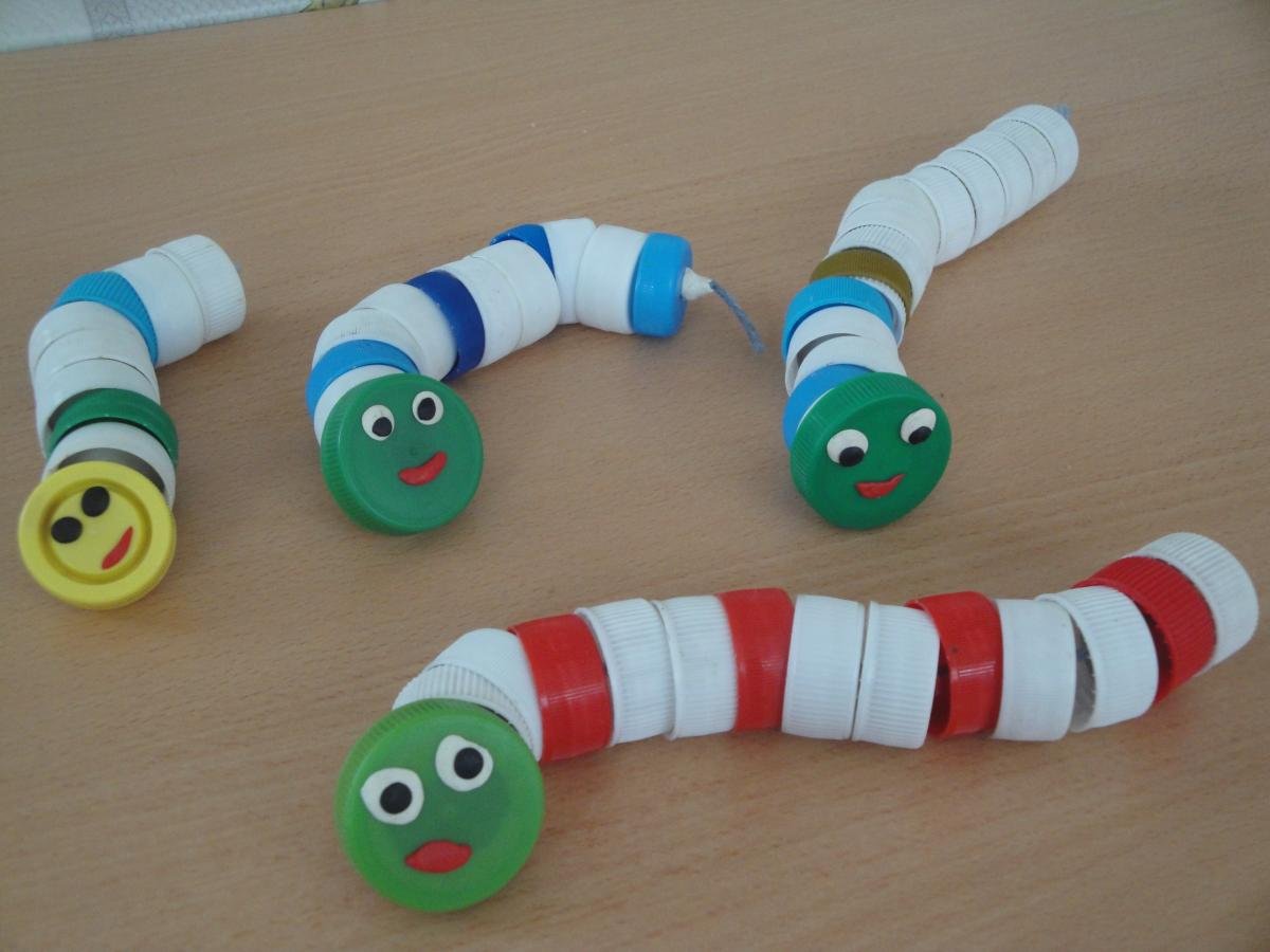 Гусеница из крышек