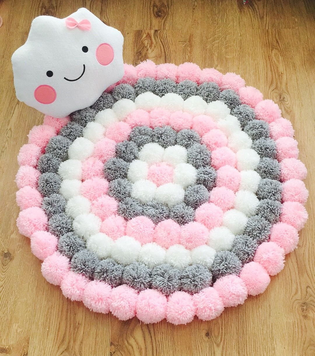 Коврик с помпонами
