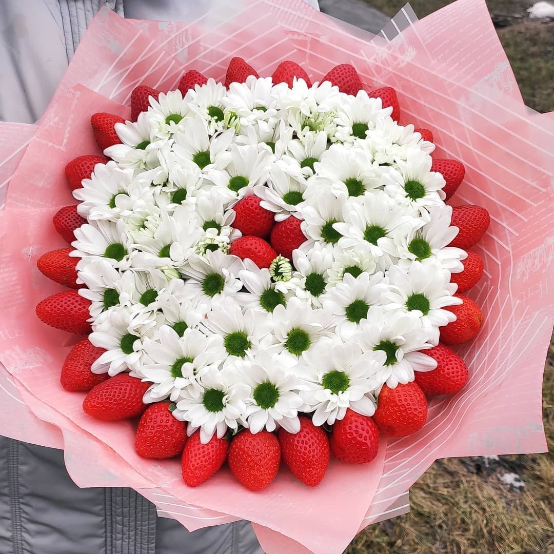 Букет из клубники и ромашек