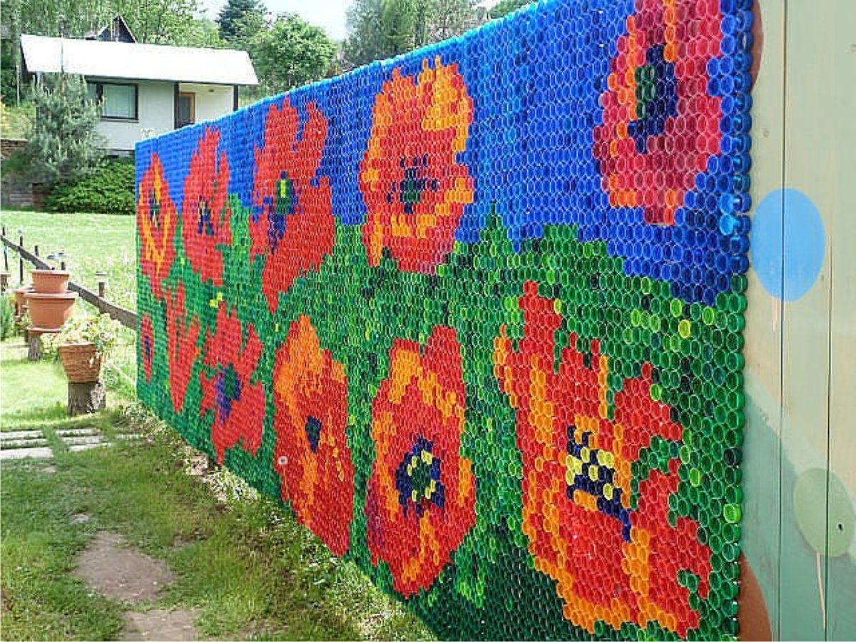 Забор из крышек от пластиковых бутылок