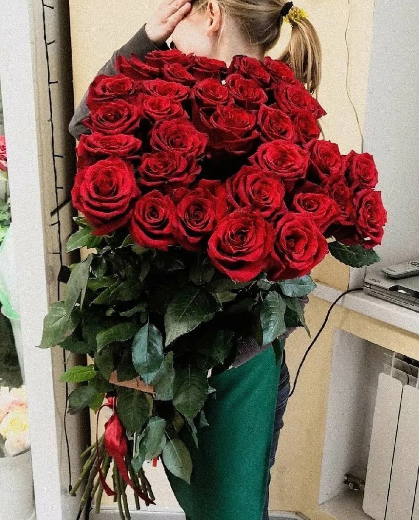 Девушка с букетом роз