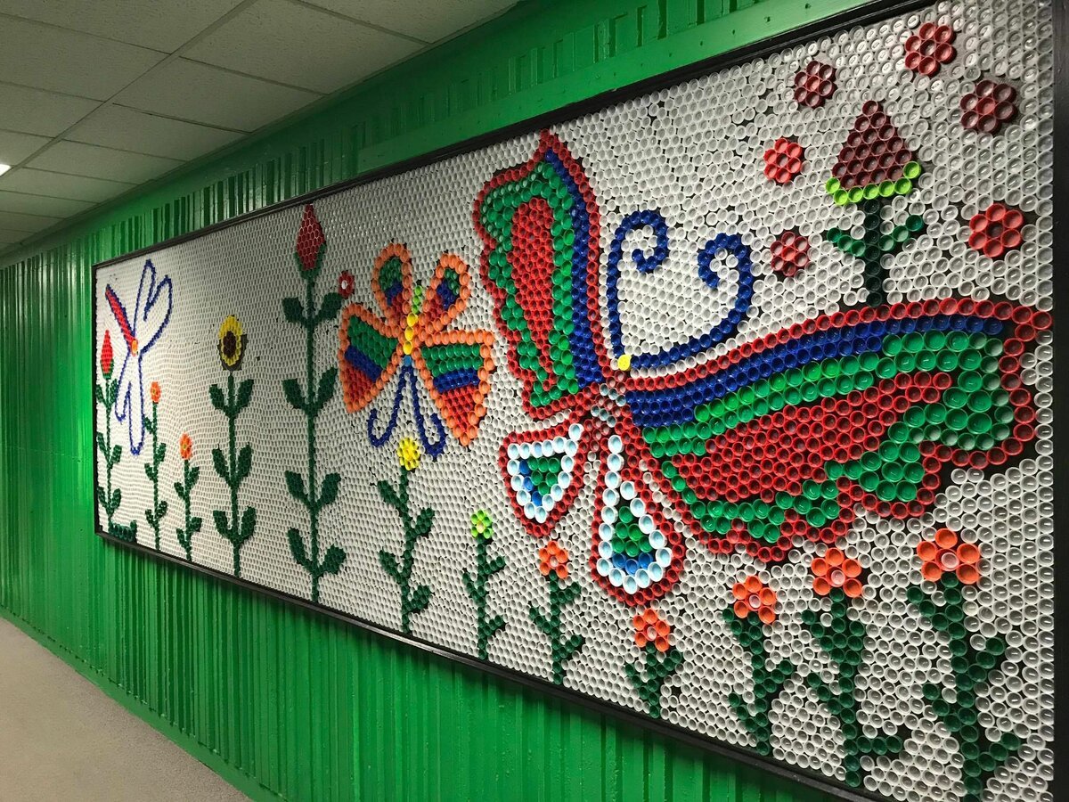 Панно из пластмассовых крышек