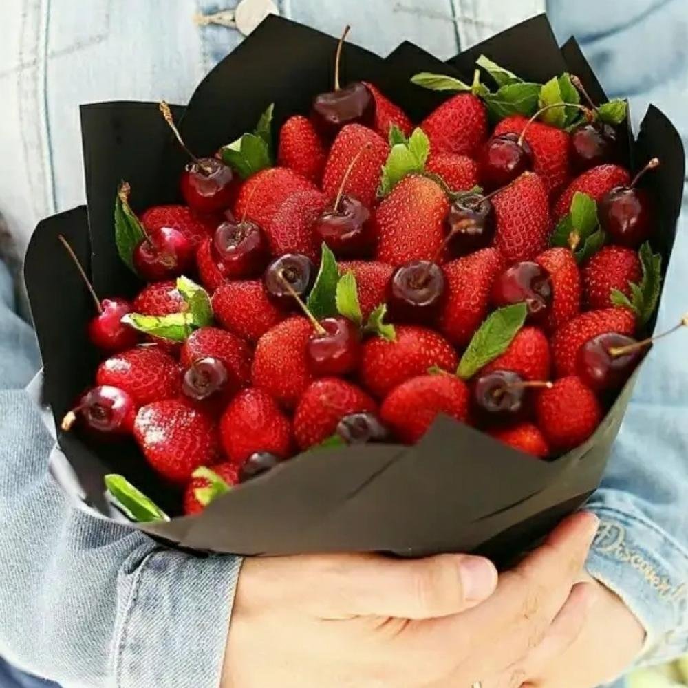Букет из клубники и черешни