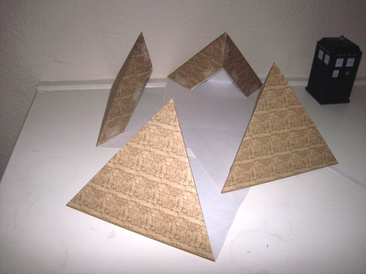 Сделать пирамиду самом. Пирамида Хеопса модель из бумаги. Пирамида Хеопса из пенопласта. Пирамида Хеопса из бумаги. Египетская пирамида 3д модель.