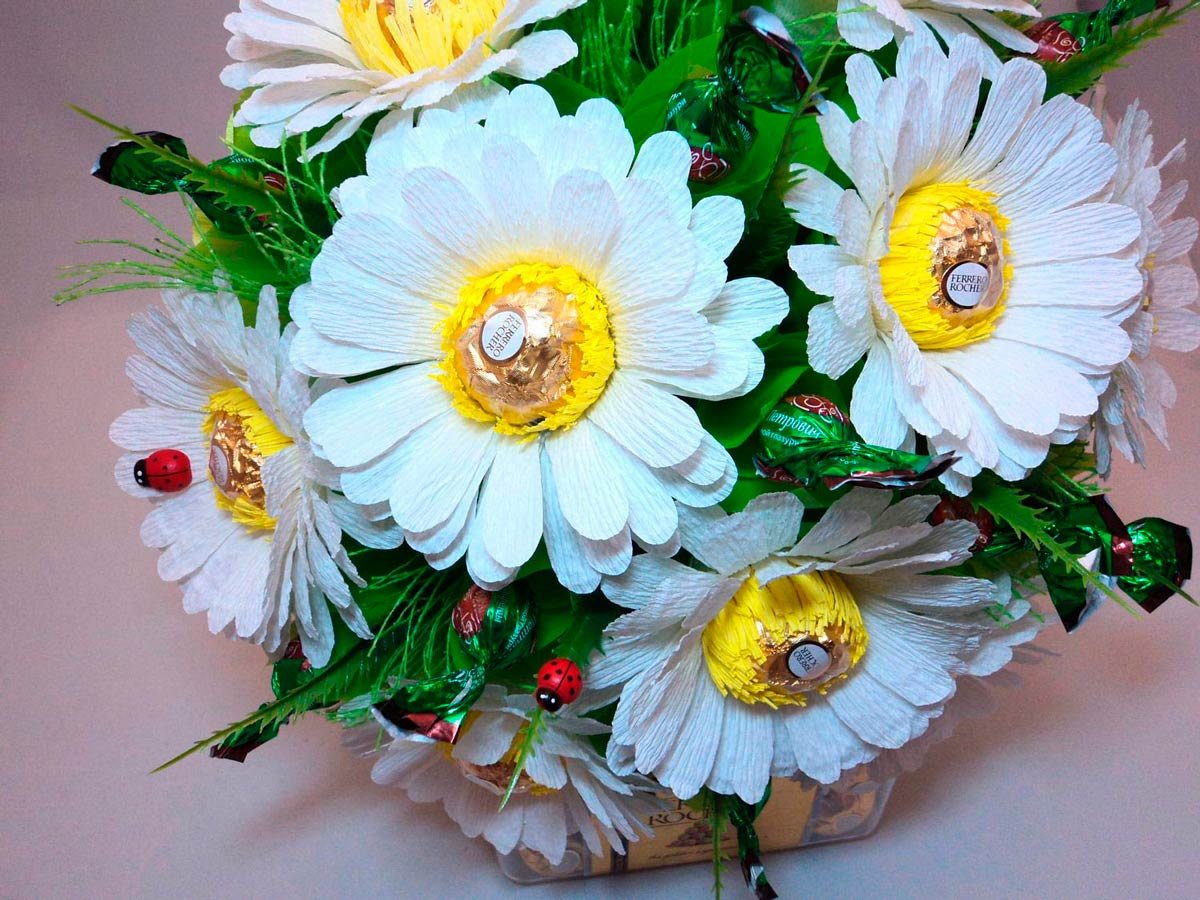 Конфетный букет ромашки