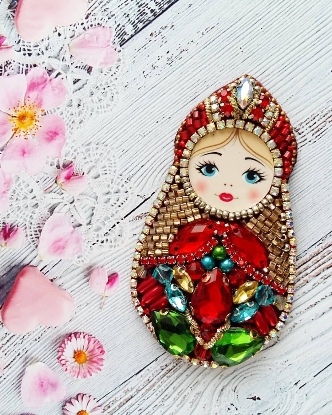 Брошь Матрешка из бисера